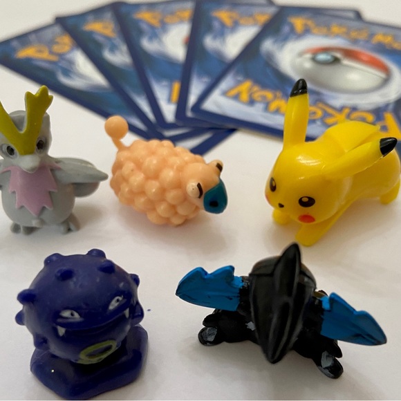 Pokemon Other - (SOLD) Lot 25- 5 Pokemon Cards and 5 Pokémon Figures